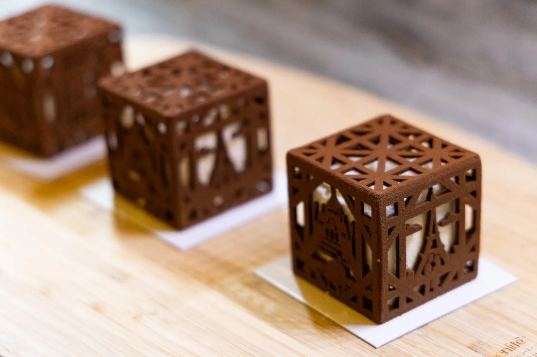 Trois cubes Amour³ en chocolat ajouré, tour Eiffel et Sacré-Cœur découpés dans les faces