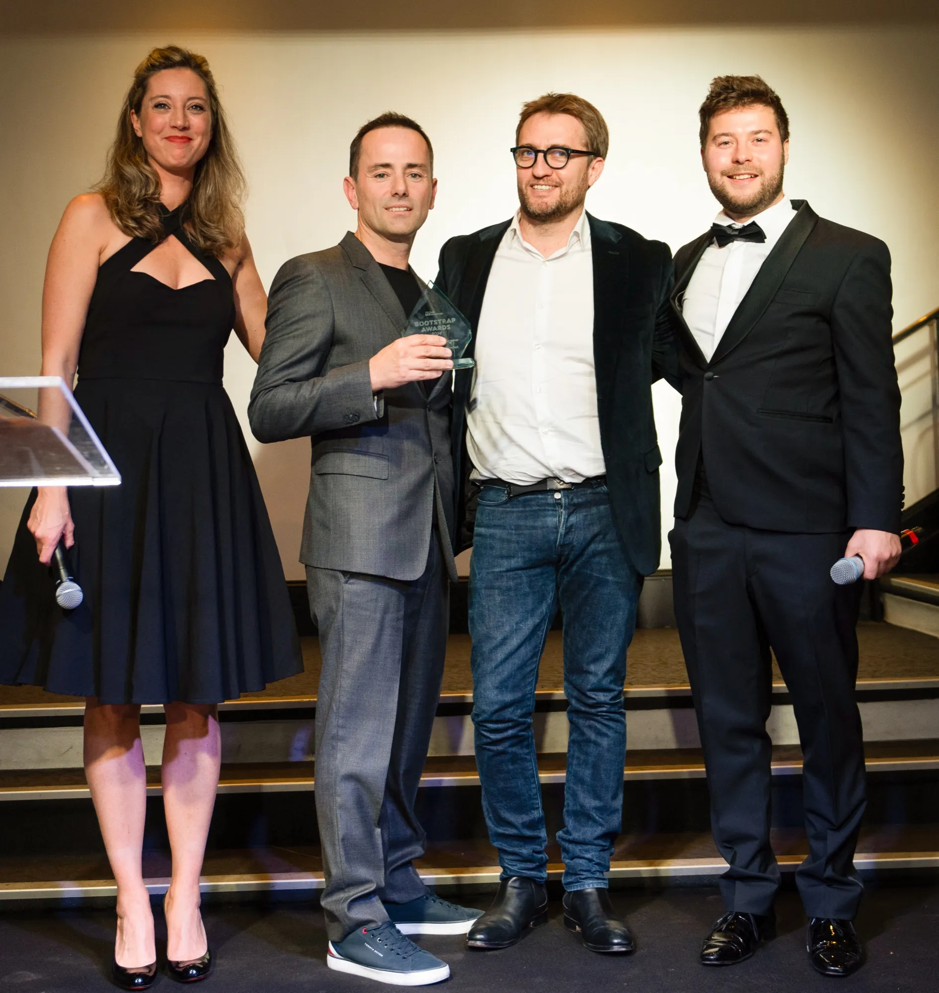 Remise du Bootstrap Award 2024 sur scène, le trophée entre les mains des lauréats