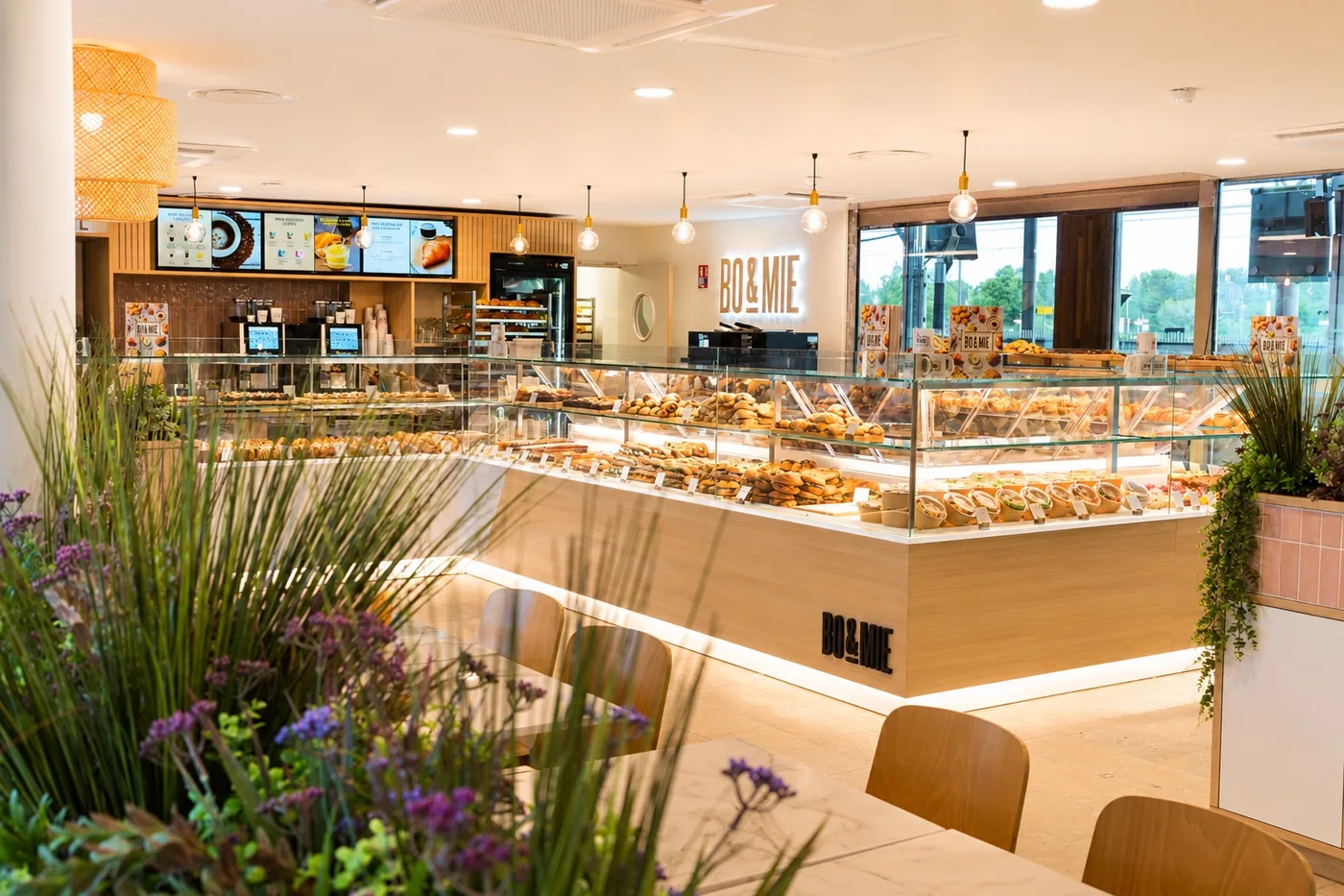 BO&MIE Aix-en-Provence : vitrines lumineuses de viennoiseries et sandwichs, enseigne rétroéclairée et plantes au premier plan