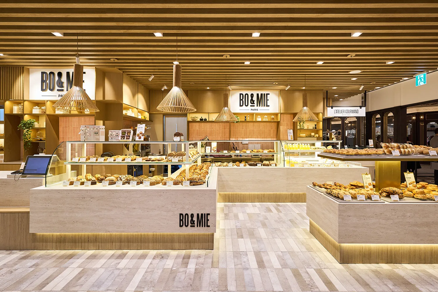 Le comptoir BO&MIE de Shinsegae Gangnam, à Séoul, en bois clair et travertin