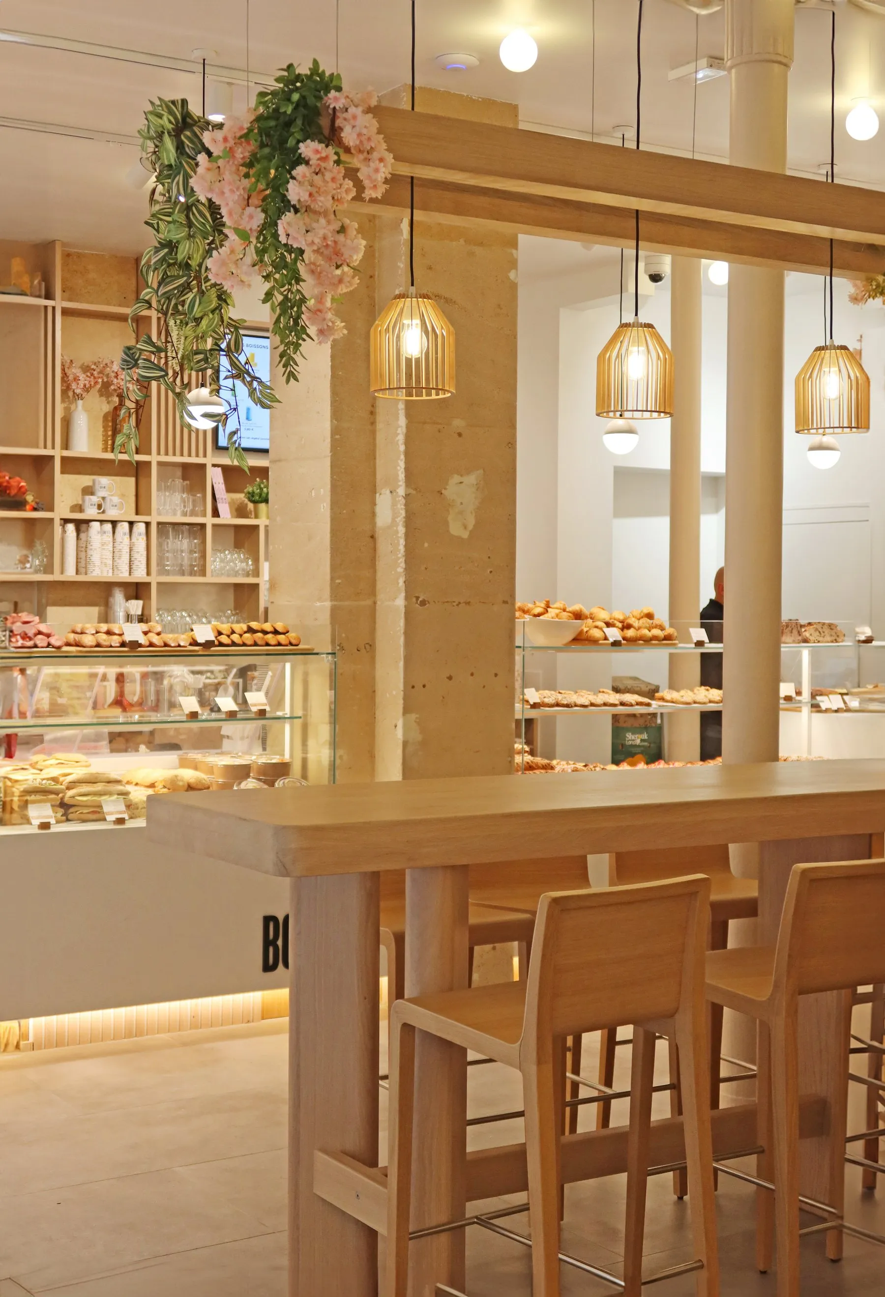 Intérieur BO&MIE : grande table en chêne, suspensions et fleurs suspendues