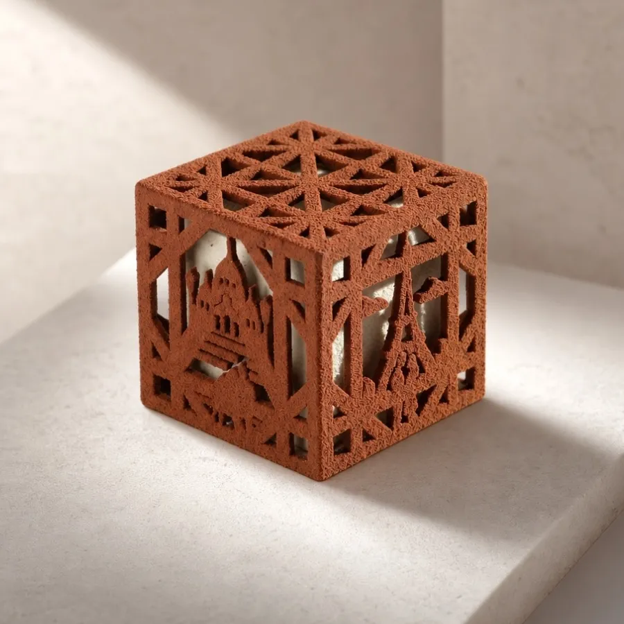 Le cube création BO&MIE en chocolat floqué, dentelle ajourée dessinant la tour Eiffel et le Sacré-Cœur