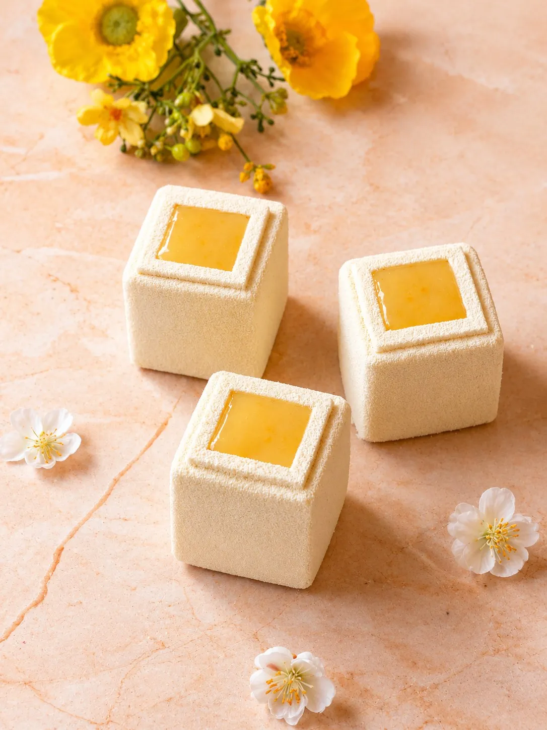 Trois Cubes BO&MIE alignés, feuilletage doré et strates apparentes