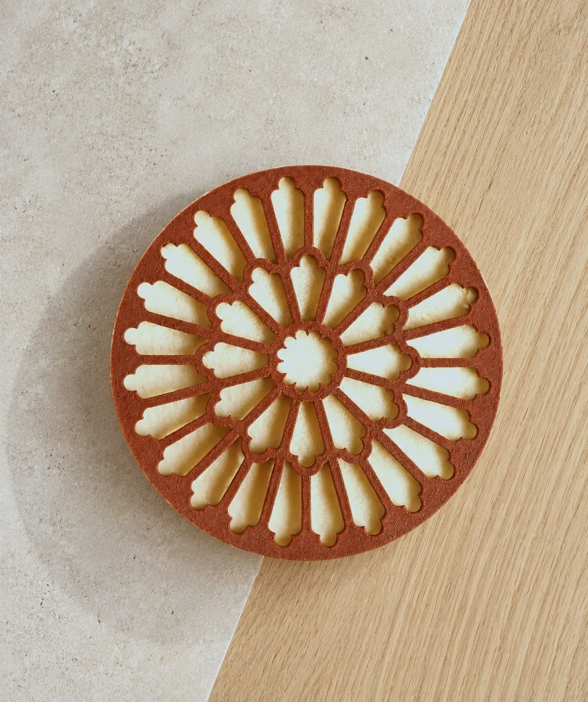 Entremets BO&MIE en forme de rosace de Notre-Dame, résille ocre sur crème pâle, entre pierre et chêne clair