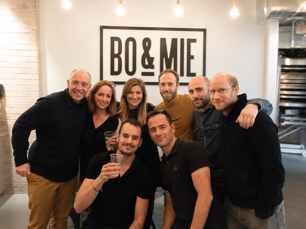 La première équipe BO&MIE, verre à la main, réunie sous l’enseigne du fournil