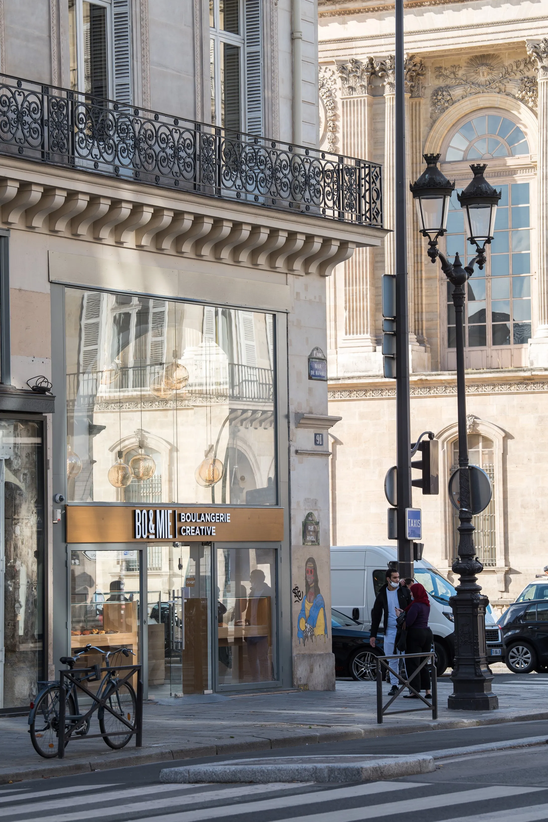 La façade BO&MIE Rivoli à Paris, vitrines et devanture claire