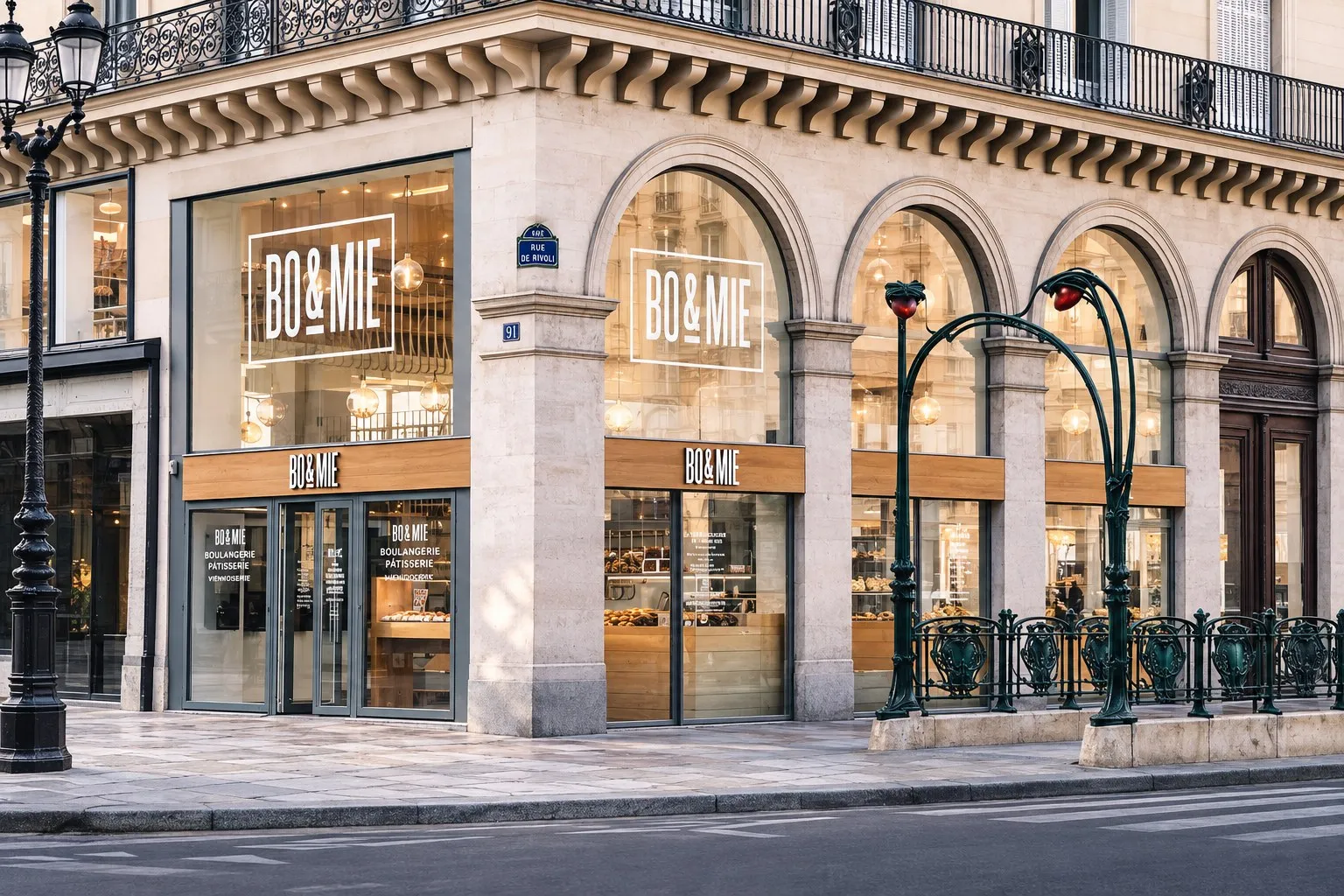 La façade BO&MIE Louvre-Rivoli sous les arcades de la rue de Rivoli, pierre claire et grandes vitrines