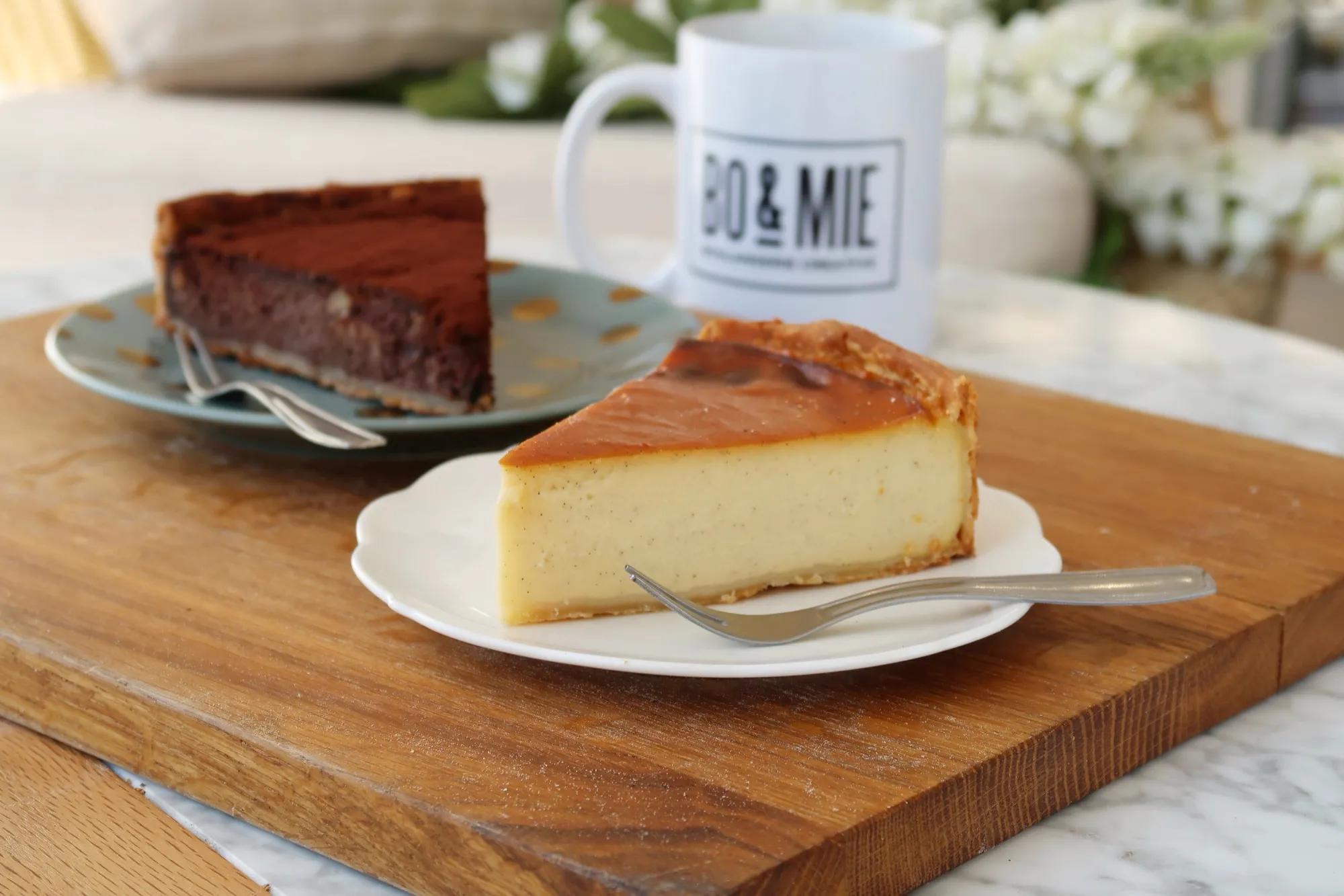 Une part de flan vanille BO&MIE, la vanille visible dans la crème, sur une planche de bois