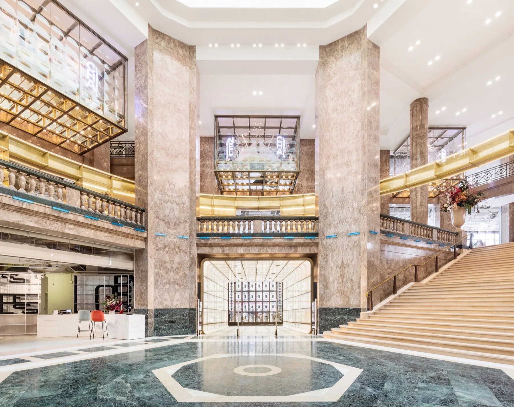 L’atrium des Galeries Lafayette Champs-Élysées, qui abritent le comptoir BO&MIE : marbre, coursives de laiton et grand escalier
