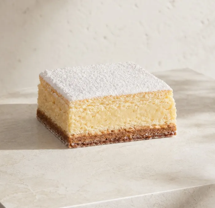 Part de cheesecake BO&MIE sur socle biscuité, poudrée de sucre glace