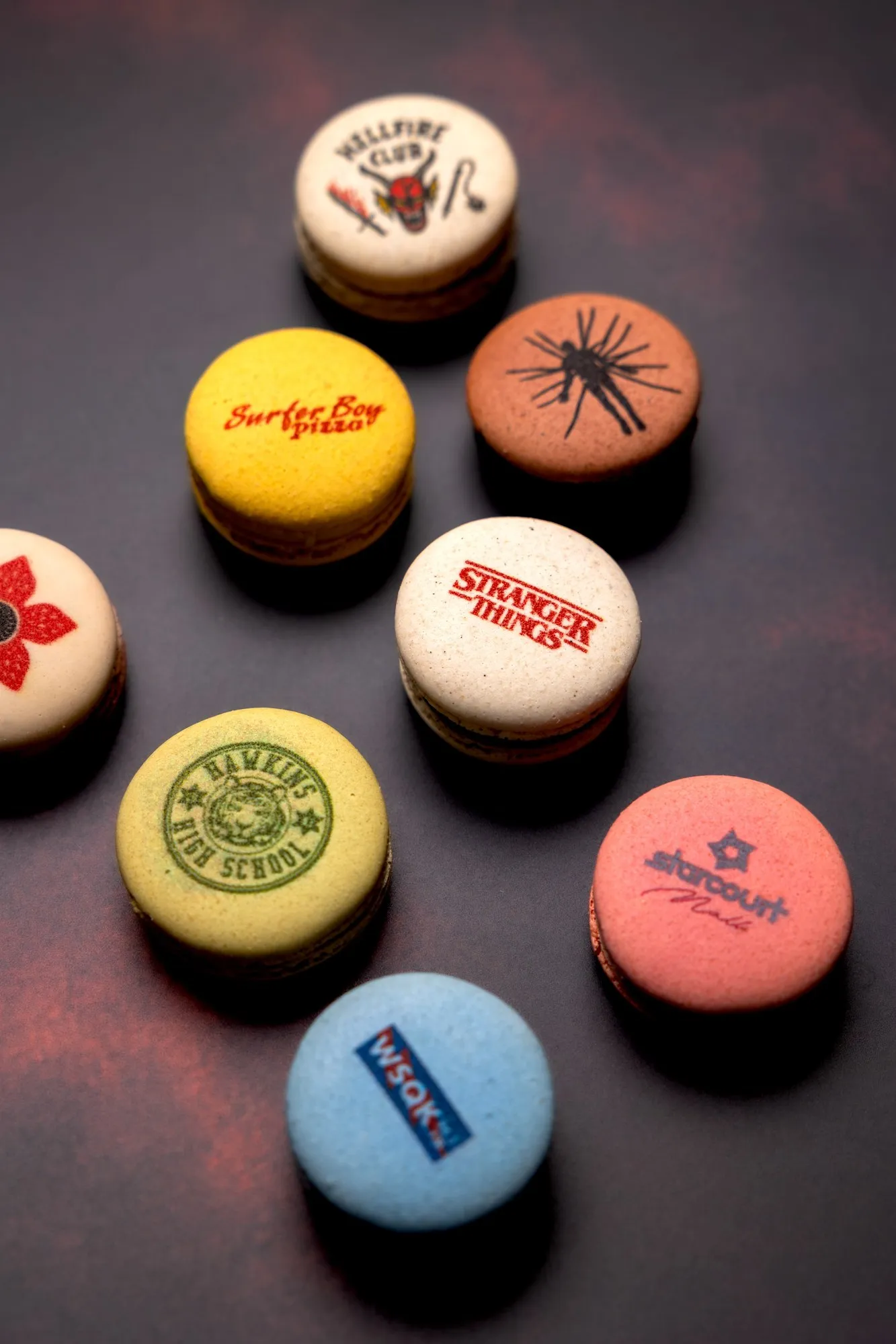 Les macarons BO&MIE × Stranger Things du pop-up de Noël 2025 : Hellfire Club, Surfer Boy Pizza, Hawkins High School, Starcourt Mall