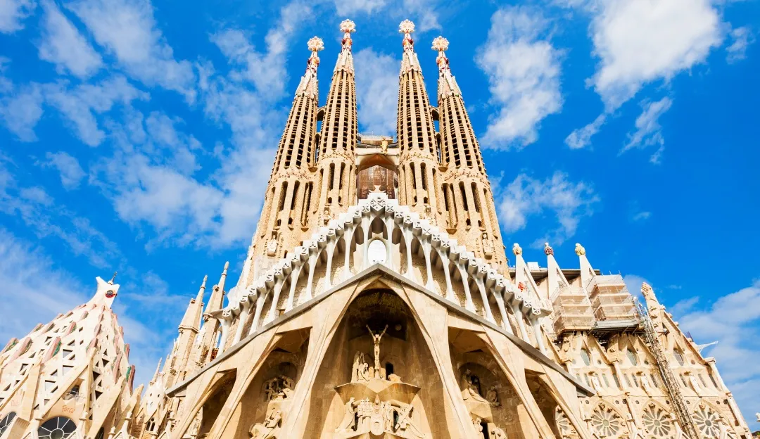 La façade de la Sagrada Família à Barcelone, flèches de pierre sur ciel bleu