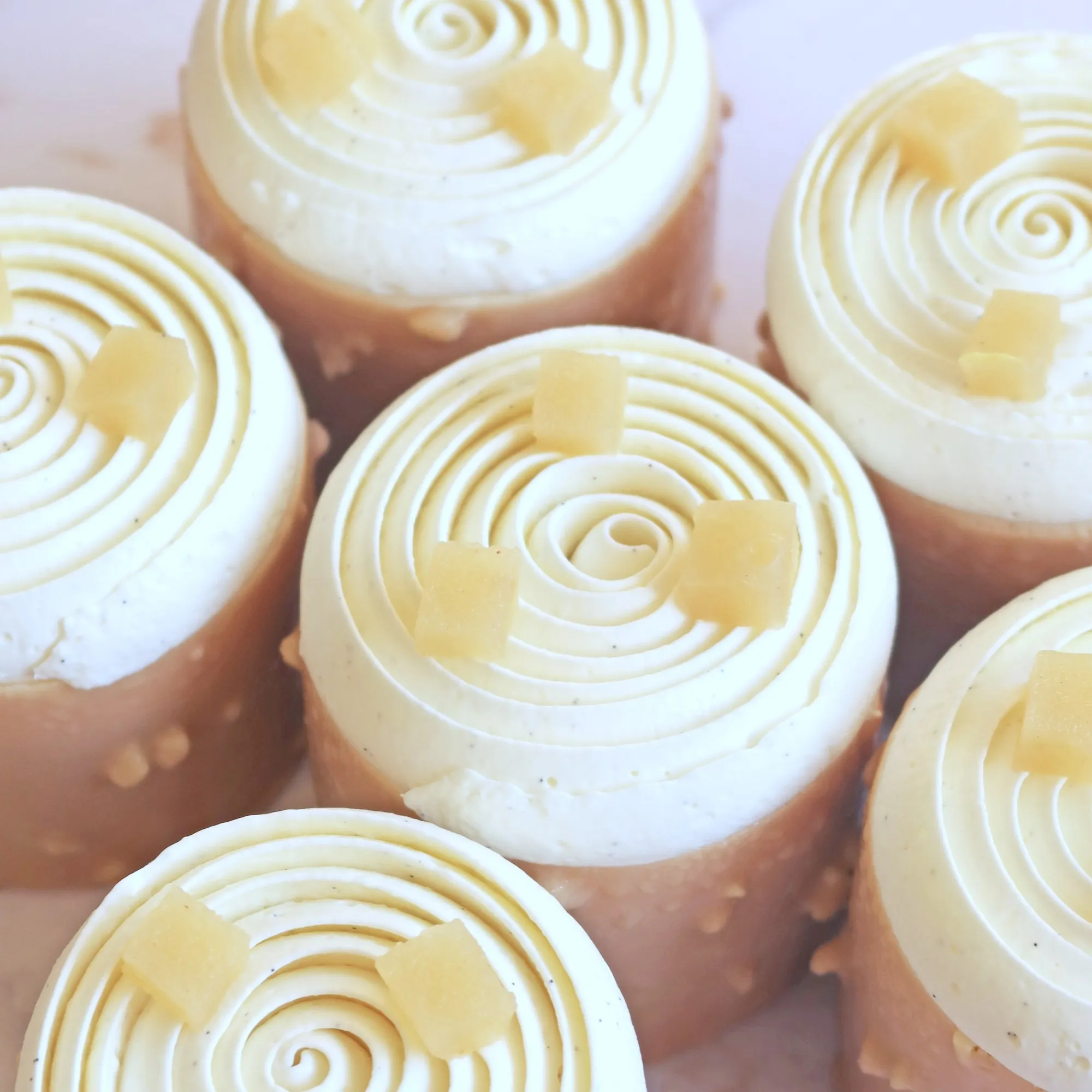 Série d’entremets identiques, spirale de crème et éclat de caramel