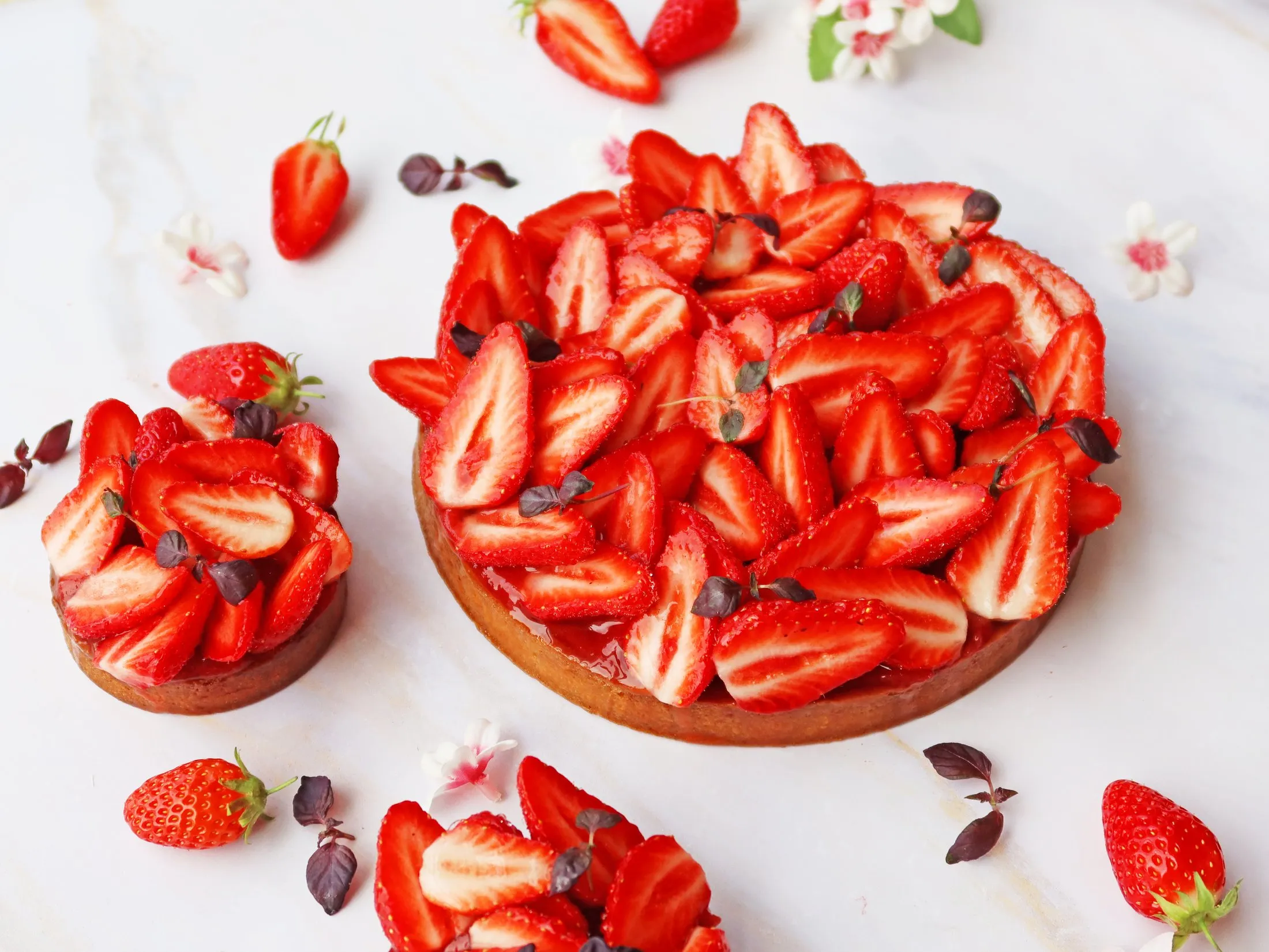 Tarte aux fraises BO&MIE, couronne de fraises et rosace de crème