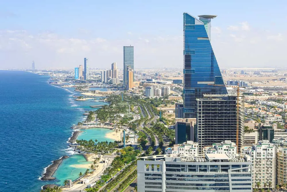 La corniche de Djeddah vue du ciel : mer Rouge, lagons turquoise et gratte-ciel du front de mer
