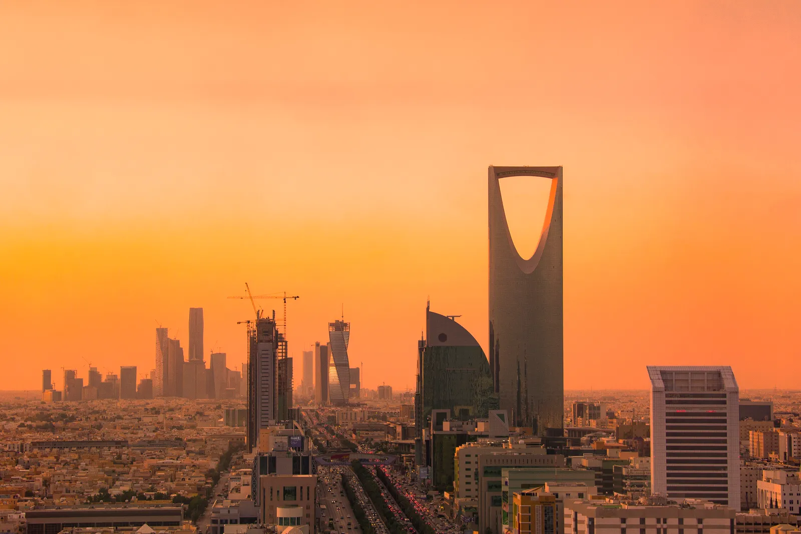 La skyline de Riyad au coucher du soleil, la Kingdom Tower au premier plan